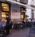 Terraza exterior de Umami Poke con mesas y clientes