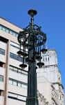 Detalle de la parte superior de la Farola de Urzáiz con edificios al fondo