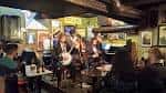 Banda de jazz actuando en vivo con público en el Jazz Filloa