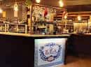 Interior del Bar Botica con barra iluminada y detalles decorativos