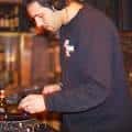 DJ o técnico de sonido operando en el evento
