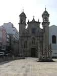 Vista exterior de la Iglesia de San Jorge y su cruceiro desde otro ángulo