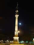 Obelisco dos Cantóns de A Coruña iluminado por la noche