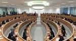 Interior de un aula magna o salón de actos del Centro Asociado de la UNED en Pontevedra con asistentes