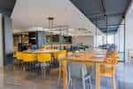 Comedor moderno con mesas y sillas de diseño