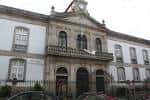 Fachada principal del IES Otero Pedrayo con su entrada monumental