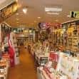 Interior de la Librería Arenas con estanterías llenas de libros