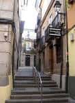 Calle estrecha con escaleras en la Zona de los Vinos de Ourense