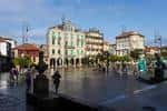 Plaza de A Ferraría con la fuente y edificios circundantes