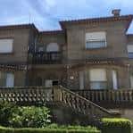 Fachada de un centro cultural de piedra con escalinata exterior