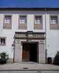 Fachada del edificio de la Biblioteca y Museo das Mariñas bajo el sol