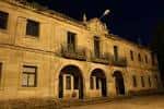 Detalle de la fachada con arcos de la Antigua ETEA por la noche