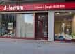 Vista exterior de la Librería D-Lectum con su fachada y escaparates