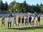 Grupo de niños realizando actividades en el césped del club