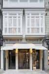 Fachada completa del edificio con galerías y entrada