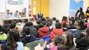 Interior de una sala de usos múltiples con público y ponentes en el CEIP Sagrado Corazón