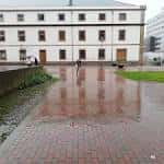 Vista a nivel del suelo de la Plaza de la Fábrica de Tabacos con el edificio principal al fondo