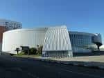 Vista exterior del Coliseum da Coruña bajo un cielo azul