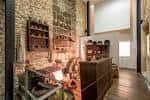 Sala interior con paredes de piedra y exposición de objetos antiguos