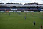 Partido de fútbol en el Estadio de O Couto con jugadores en el campo