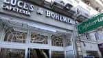 Fachada exterior de la Cafetería Luces de Bohemia en Vigo con el letrero visible