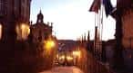 Calle iluminada del casco histórico al anochecer