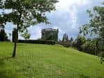 Cenador del Mirador de Monte Porreiro en una colina verde