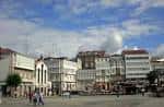 Amplia vista de la Praza dos Irmáns García Naveira con edificios tradicionales