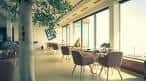 Salón interior del restaurante con árbol decorativo y vistas al exterior