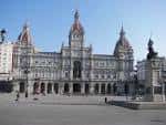 Plaza de María Pita con el Ayuntamiento y la estatua en primer plano