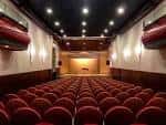 Interior del Teatro Alfonsetti con butacas rojas y escenario vacío