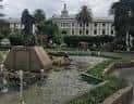 Jardines de la Plaza de la Cubela con monumento y arquitectura clásica
