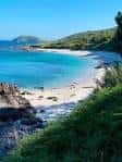 Playa de arena blanca y aguas turquesas en Isla de Ons con vegetación