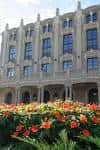 Fachada del Teatro Jofre con jardineras de flores en primer plano