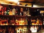 Estantería de licores bien surtida en el interior del pub