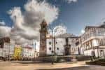 Vista exterior del Convento de San Domingos en la Plaza Mayor de Betanzos bajo un cielo nublado