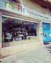 Fachada exterior de la tienda Mapis en Vigo con escaparate
