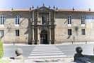 Fachada del Instituto Rosalía de Castro en un día soleado