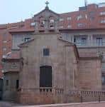 Fachada principal de la Capilla de San Roque con edificios circundantes.