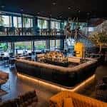 Amplio bar moderno con zona de lounge y entreplanta en el Palacio de La Oliva