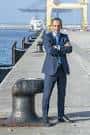 Muelle del puerto de Ferrol con infraestructura y un barco en el fondo