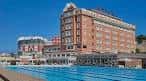 Vista exterior del NH Collection A Coruña Finisterre con piscina al aire libre