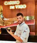 Chef posando frente al letrero del Casino de Vigo