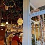 Vista interior del café con barra y decoración floral