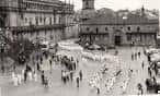 Fotografía antigua de una plaza concurrida y edificios históricos en Vigo.