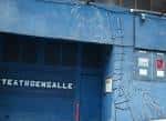 Fachada exterior del Teatro Ensalle con su distintivo mural azul
