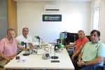 Grupo de personas participando en una mesa redonda en el estudio de radio