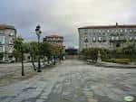 Vista del Paseo Antonio Odriozola con arboleda y edificios circundantes