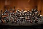 Orquesta sinfónica en el escenario del Conservatorio de Ourense