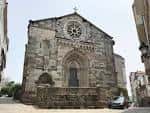 Vista frontal de la Iglesia de Santiago en A Coruña desde la calle